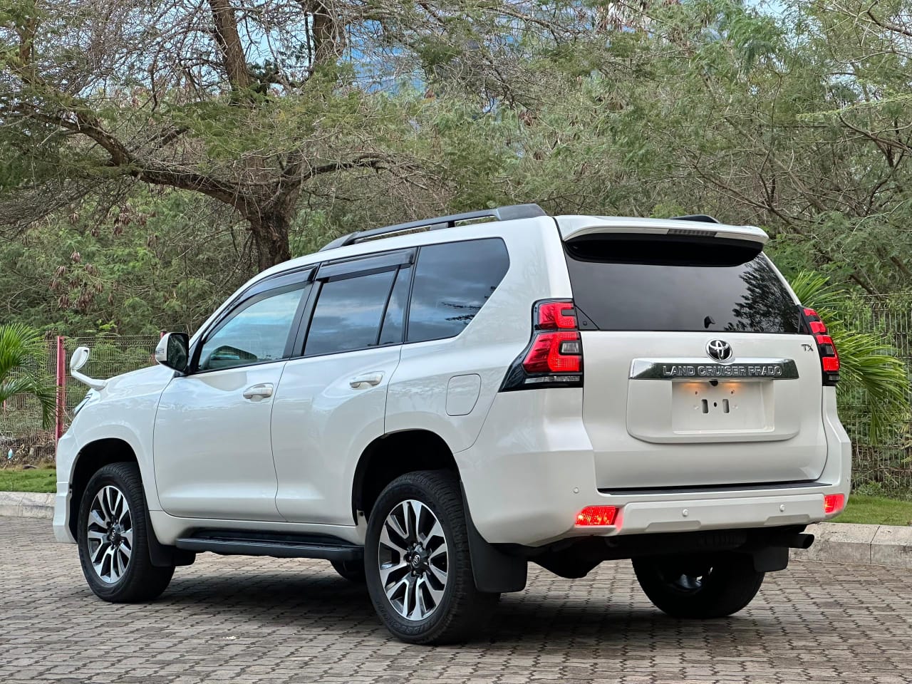 TOYOTA LAND CRUISER PRADO