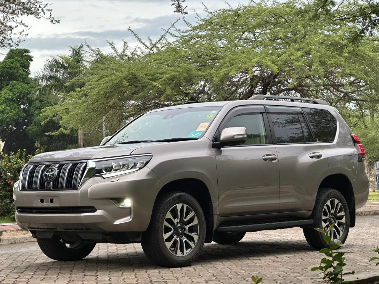 TOTOTA LAND CRUISER PRADO