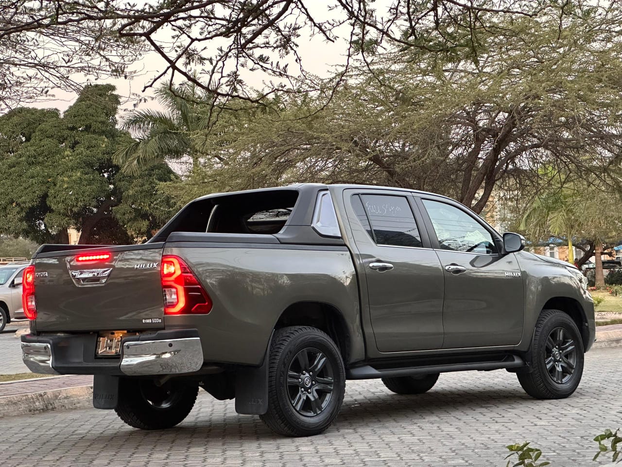 TOYOTA HILUX