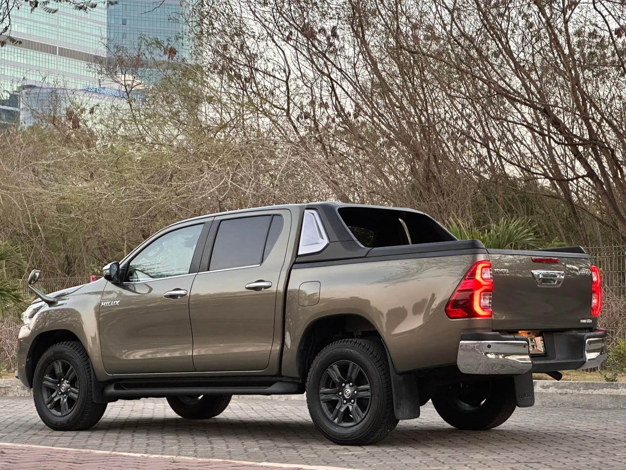 TOYOTA HILUX